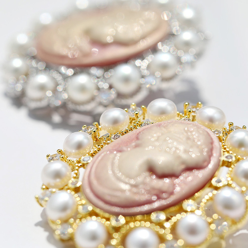 Embossed Beauty Pearl Brooch