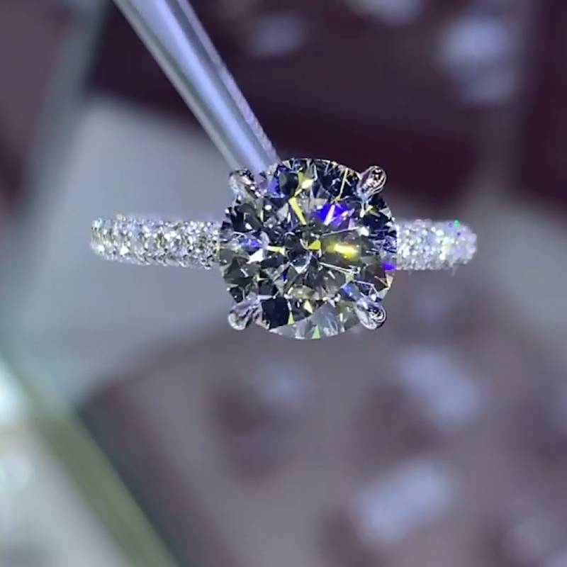 Round Cut Style CVD Diamond ring
