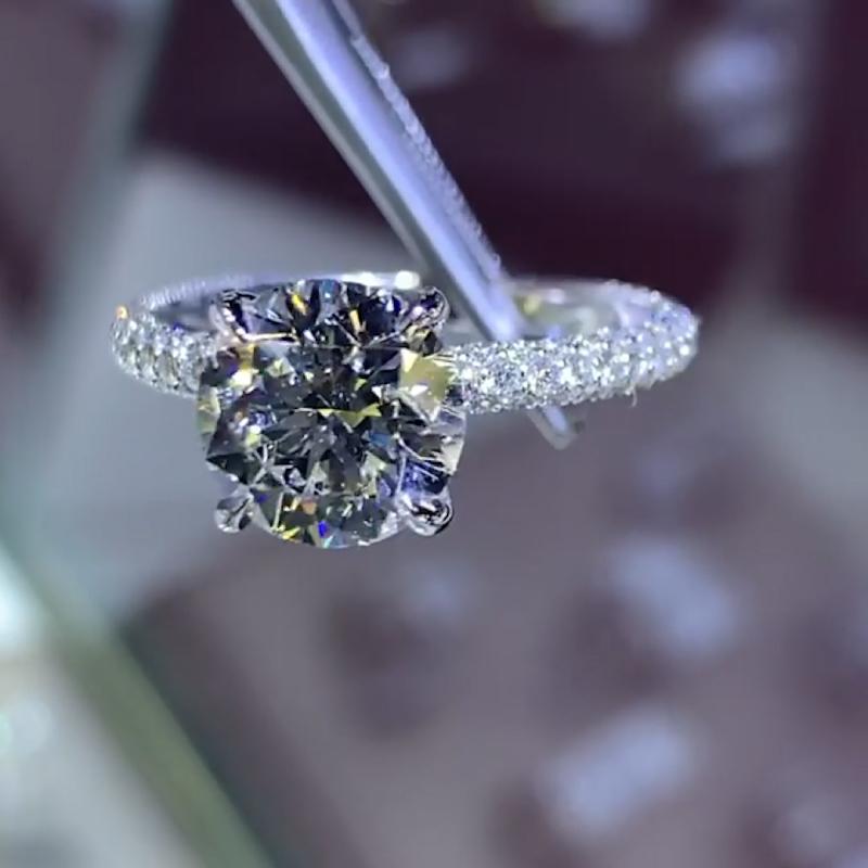 Round Cut Style CVD Diamond ring