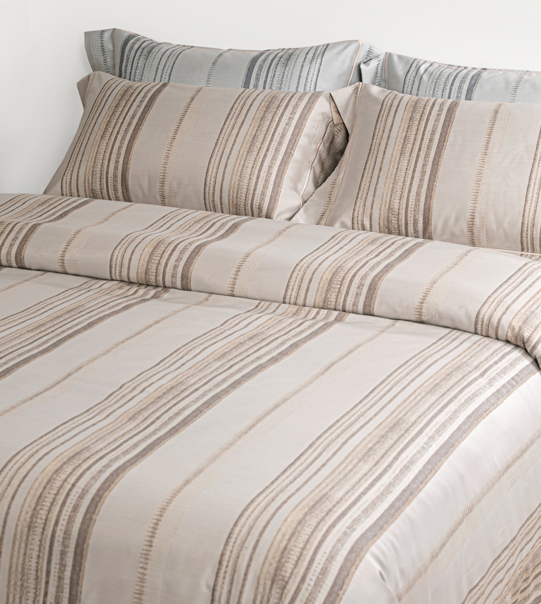 Hotel Grand Pima Cotton & Silk Jacquard Four-Piece Bedding Set
