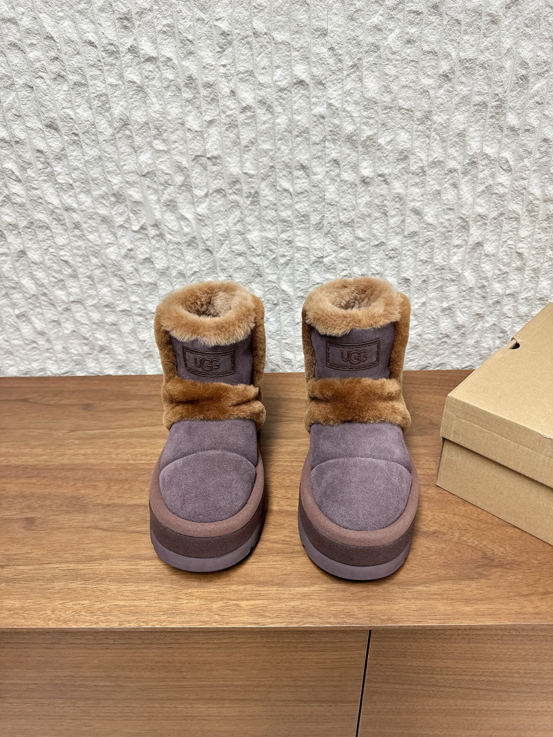 UGG Closed-Toe Fur-Lined Slippers – Autumn/Winter Collection