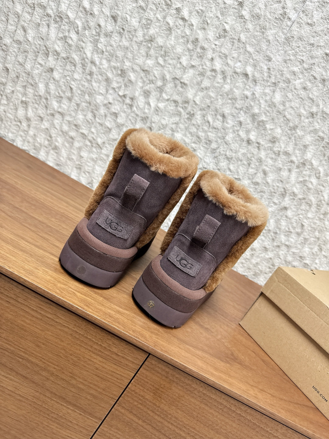 UGG Closed-Toe Fur-Lined Slippers – Autumn/Winter Collection
