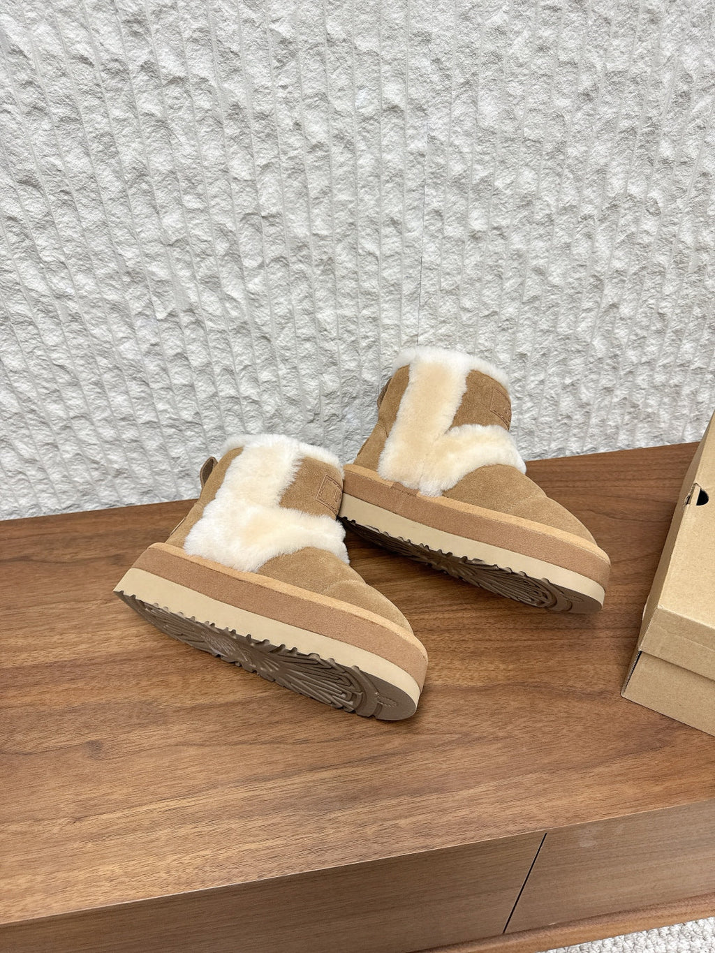 UGG Closed-Toe Fur-Lined Slippers – Autumn/Winter Collection