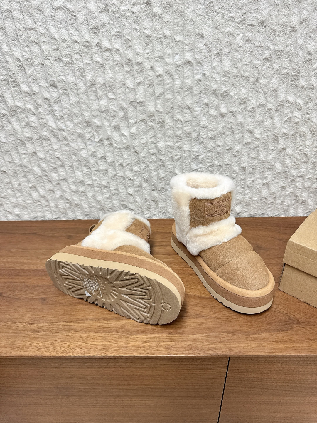 UGG Closed-Toe Fur-Lined Slippers – Autumn/Winter Collection