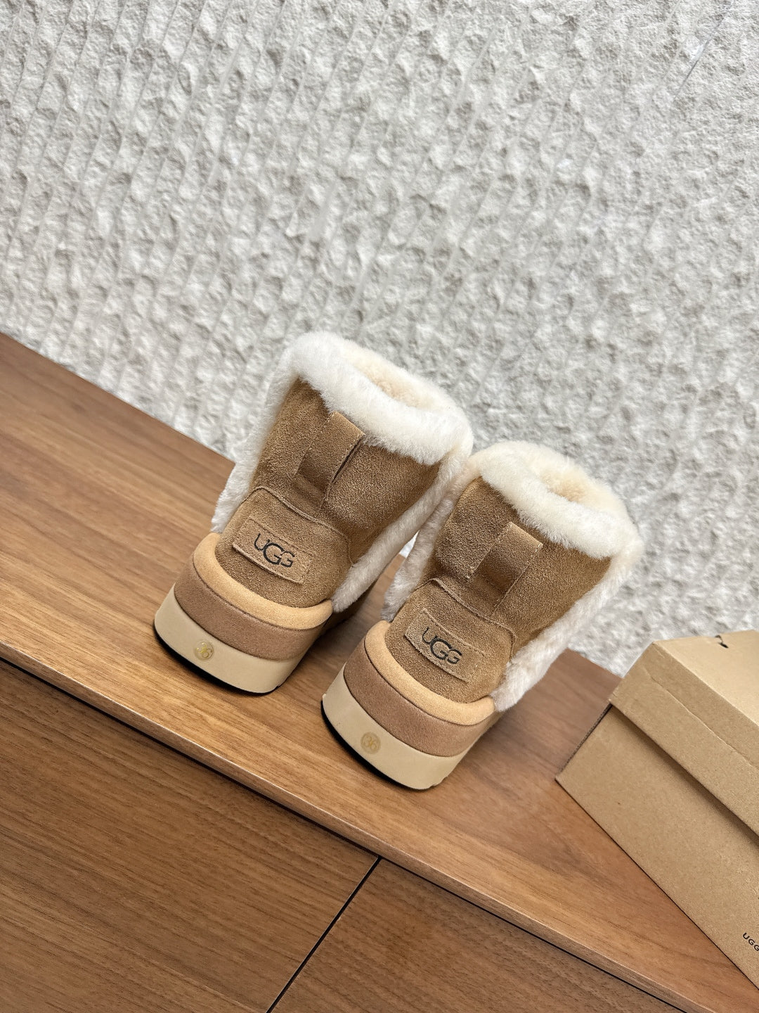 UGG Closed-Toe Fur-Lined Slippers – Autumn/Winter Collection