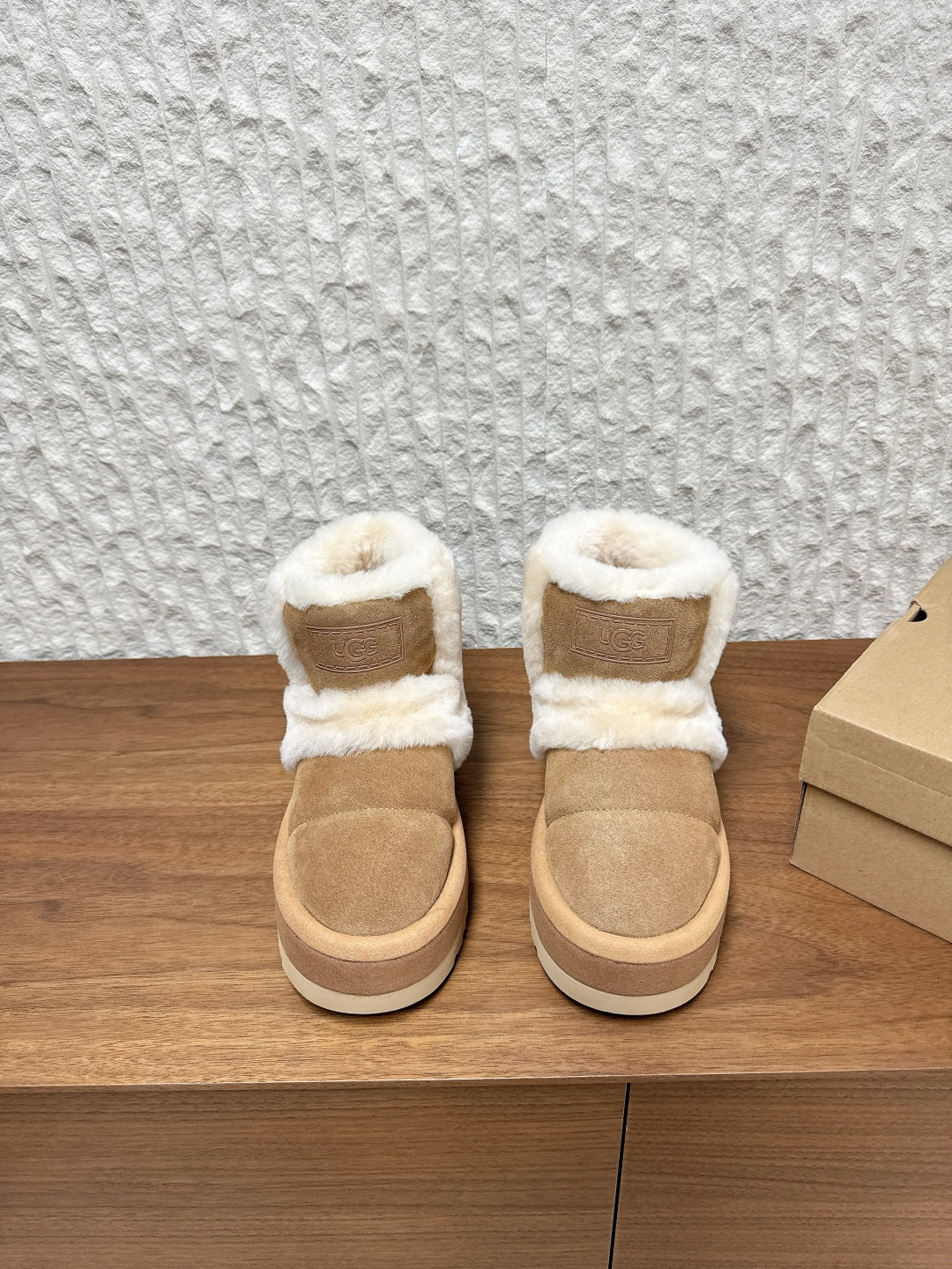 UGG Closed-Toe Fur-Lined Slippers – Autumn/Winter Collection