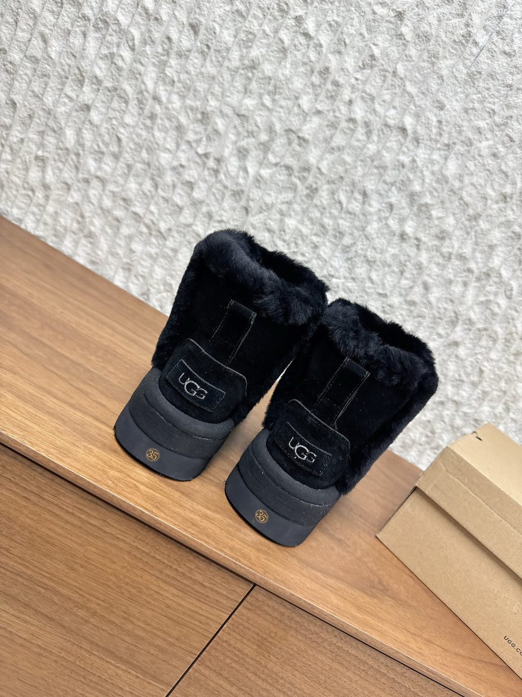 UGG Closed-Toe Fur-Lined Slippers – Autumn/Winter Collection