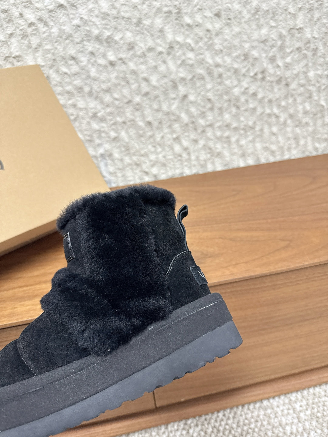 UGG Closed-Toe Fur-Lined Slippers – Autumn/Winter Collection