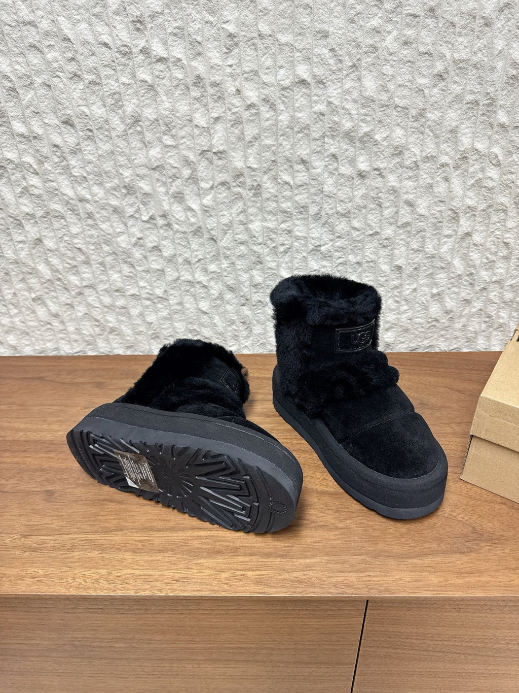 UGG Closed-Toe Fur-Lined Slippers – Autumn/Winter Collection