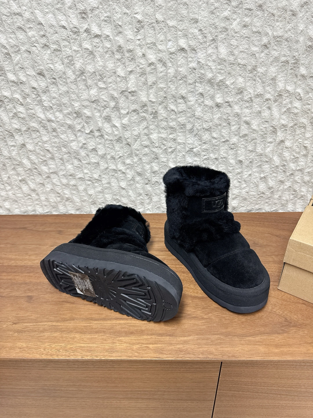 UGG Closed-Toe Fur-Lined Slippers – Autumn/Winter Collection