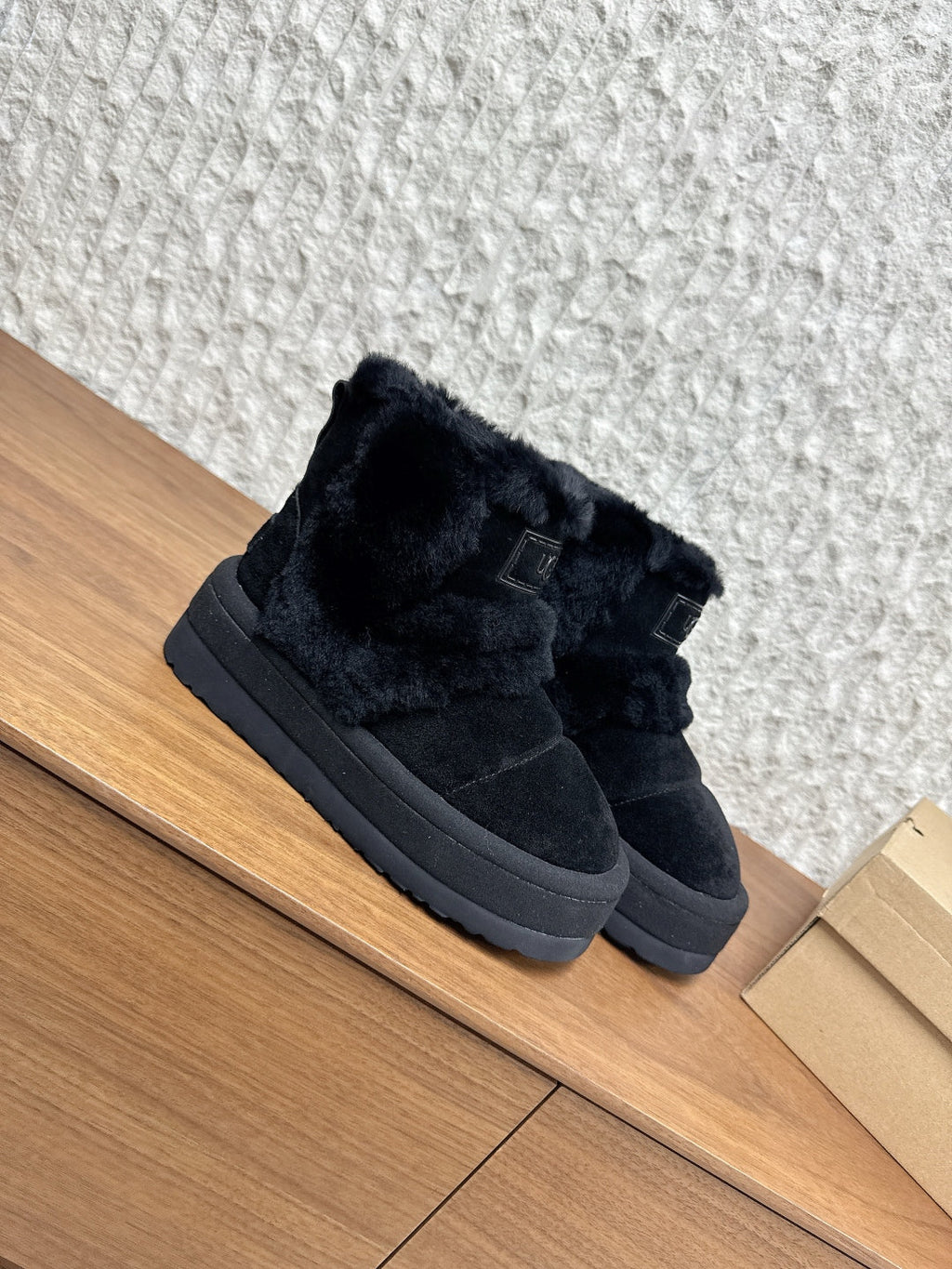 UGG Closed-Toe Fur-Lined Slippers – Autumn/Winter Collection