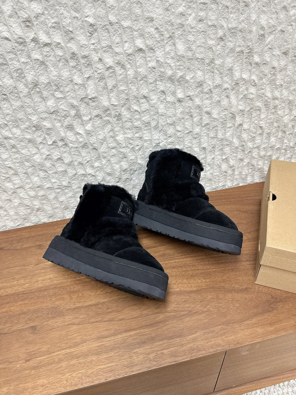 UGG Closed-Toe Fur-Lined Slippers – Autumn/Winter Collection