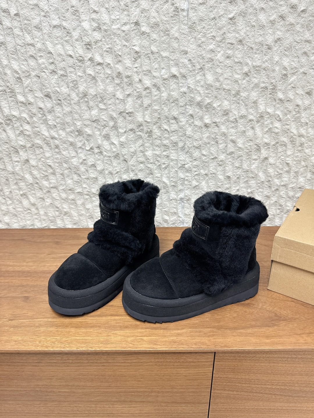 UGG Closed-Toe Fur-Lined Slippers – Autumn/Winter Collection